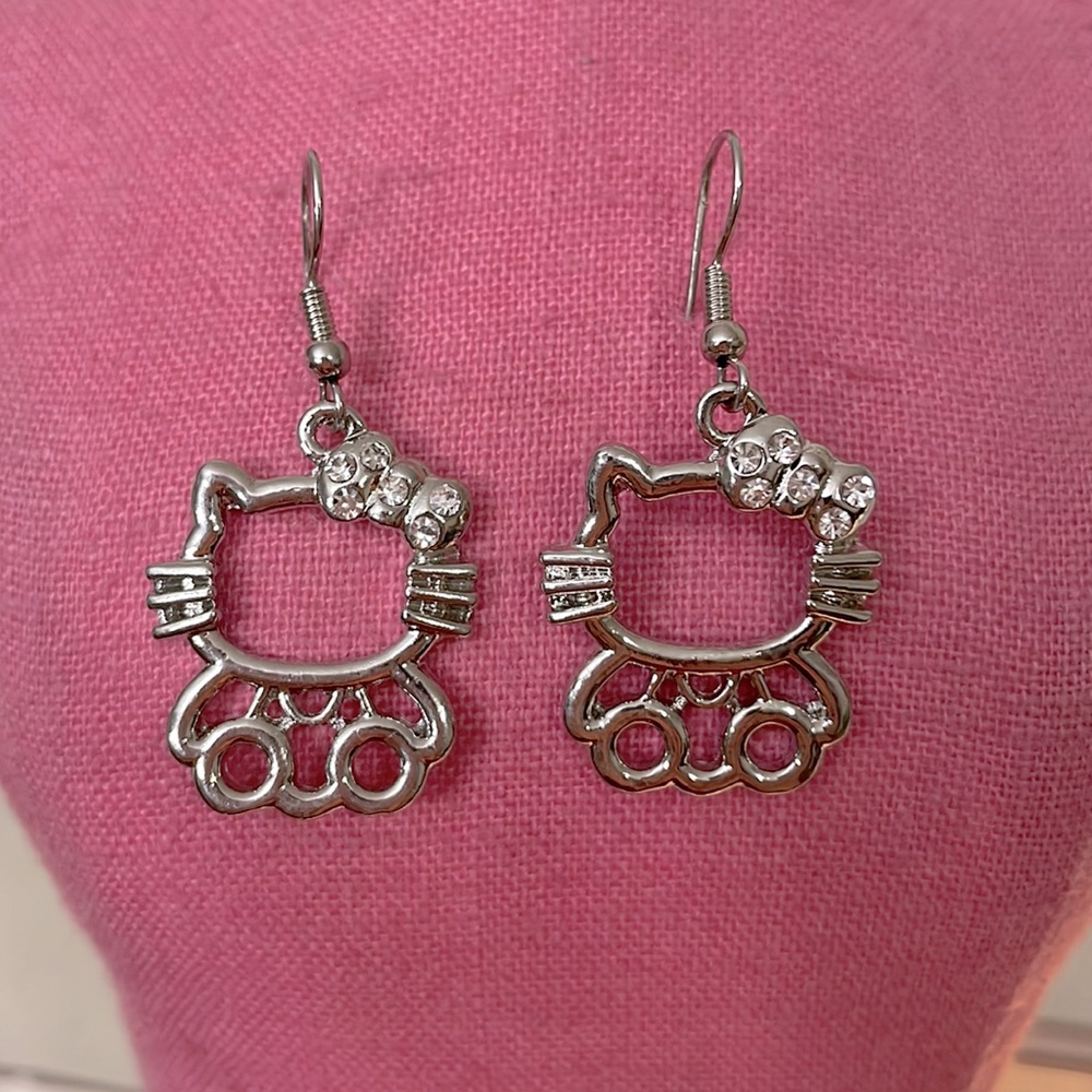 Hello Kitty 🎀 Earrings